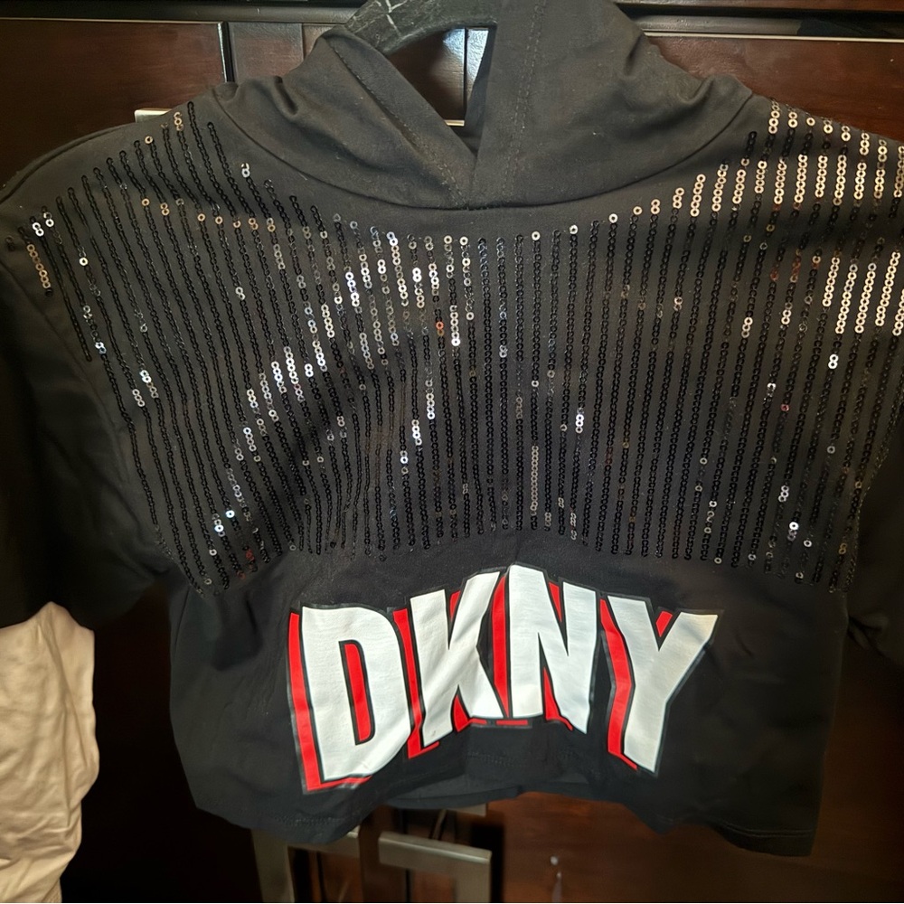 DKNY KIDS
logo-print sequin-embellished hooded crop long sleeve shirt